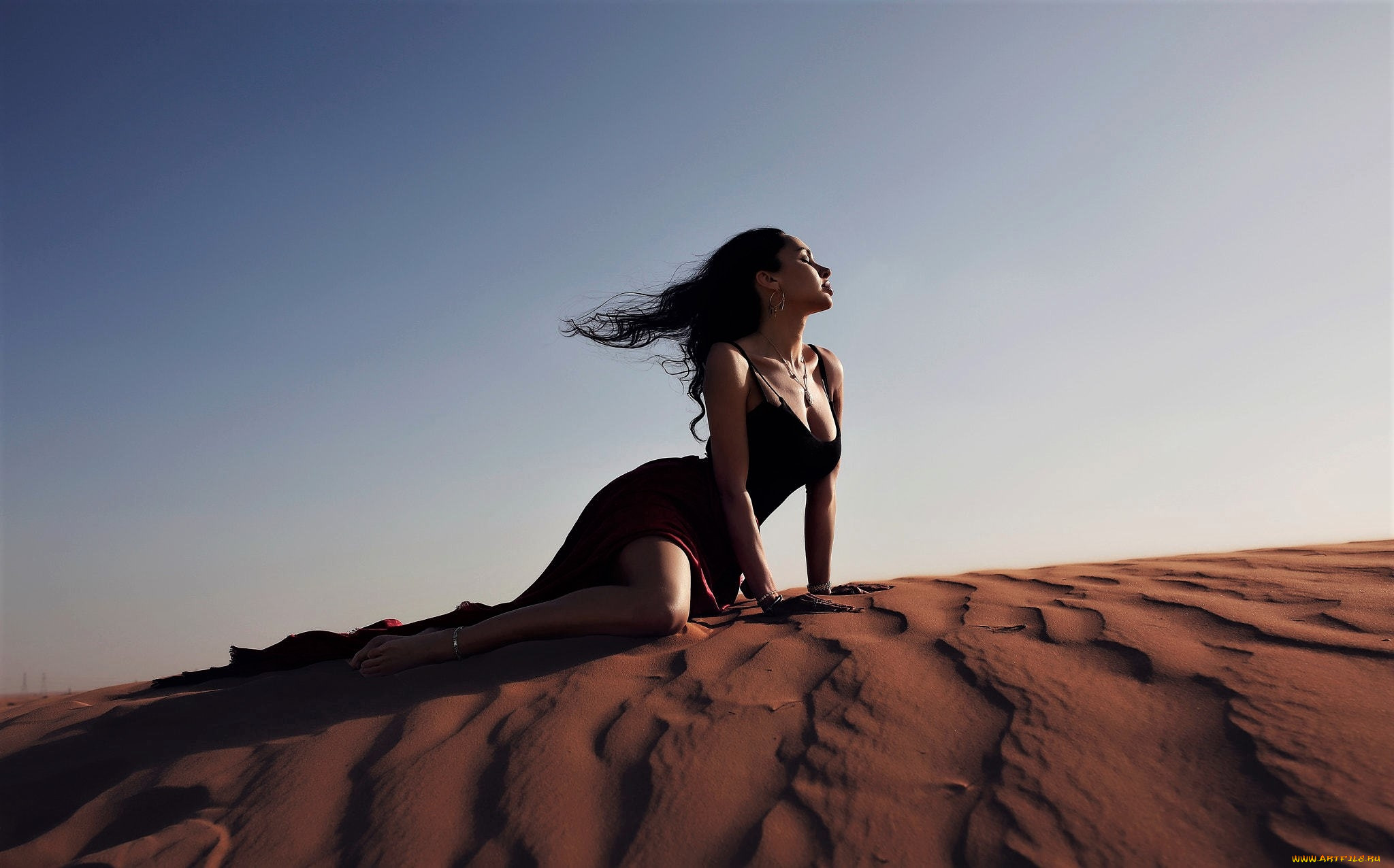 Фото в барханах песка девушки